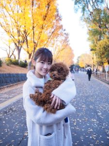 愛犬どんちゃんを抱く松本有紗さん