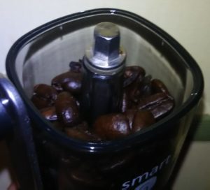 ホッパーに入れたコーヒー豆