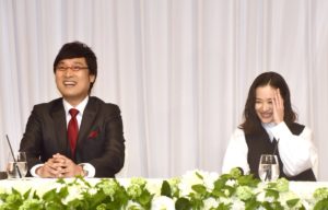 結婚を発表する山里亮太さんと蒼井優さん